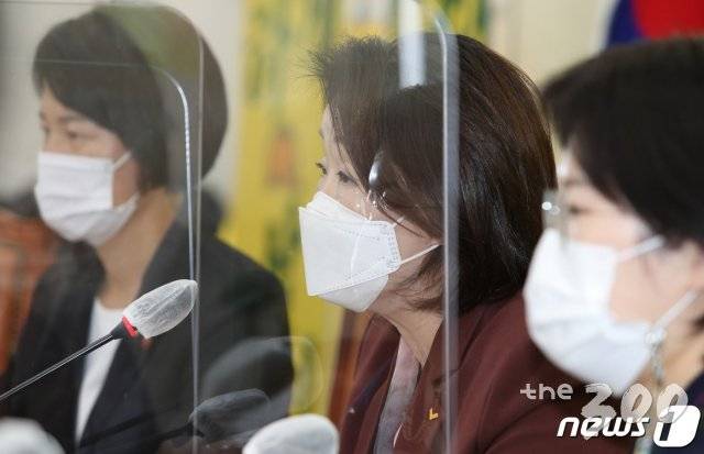 (서울=뉴스1) 신웅수 기자 = 심상정 정의당 대표가 17일 오전 서울 여의도 국회에서 열린 상무위원회에서 모두발언을 하고 있다. 2020.9.17/뉴스1