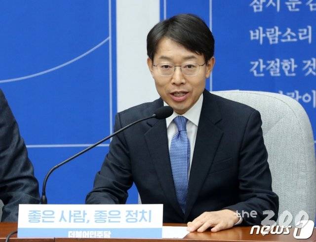 (서울=뉴스1) 박세연 기자 = 11일 오전 서울 여의도 국회에서 열린 더불어민주당 인재영입 발표 기자회견에서 20번째 영입인사인 최기상 전 서울북부지법 부장판사가 인사말을 하고 있다. 2020.2.11/뉴스1