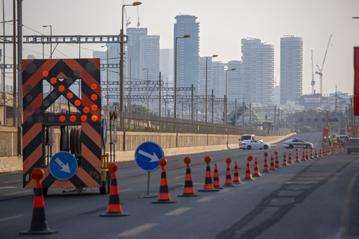 이스라엘 정부가 전국에 3주간의 봉쇄령을 내린 18일(현지시간) 텔아비브의 한 도로가 바리케이드로 막혀 있다. 텔아비브=AP연합뉴스
