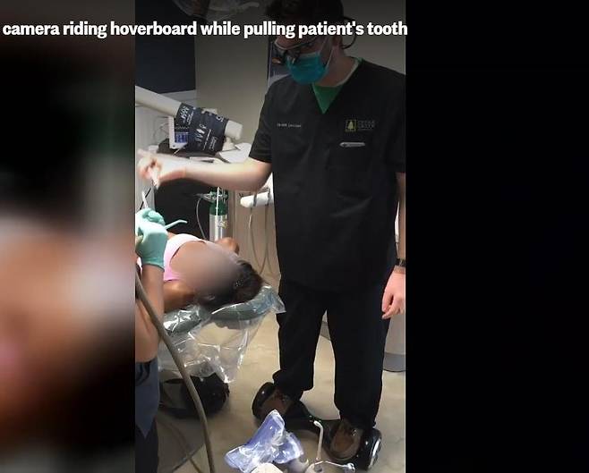 두 바퀴 전동 보드 탄 채 치아 뽑은 美 치과의사 치과의사 세스 룩하트가 호버보드를 탄 채 치아를 뽑는 모습. 2019.12.8 [NBC 방송 홈페이지 캡처, 재판매 및 DB 금지] photo@yna.co.kr