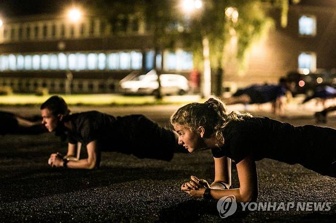 벨기에 엘리자베스 공주가 지난 10일 벨기에 있는 군 캠프에서 군사 훈련에 참여하고 있다. [벨기에 왕실 제공, 로이터=연합뉴스, 재판매 및 DB 금지]