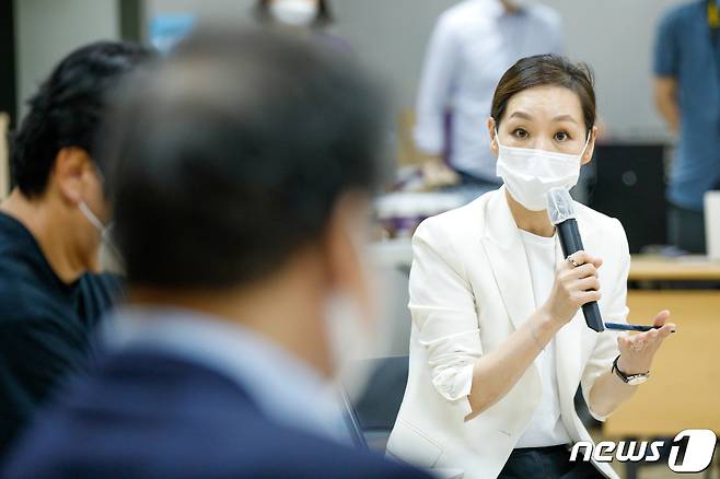 박진학 스테이지원 대표가 20일 오후 서울 종로구 세종문화회관에서 열린 더불어민주당-코로나19 위기를 맞은 공연예술 현장 관계자들 간담회에서 이낙연 대표를 향해 현장의견을 전달하고 있다. 2020.9.20/뉴스1 © News1 안은나 기자