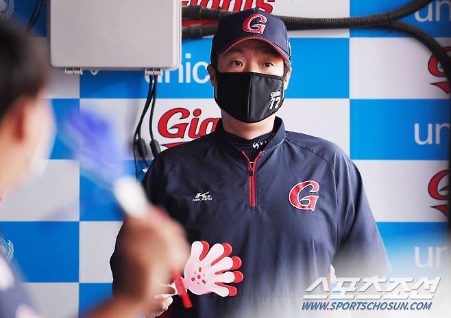 허문회 감독이 선수들을 응원하고 있다.