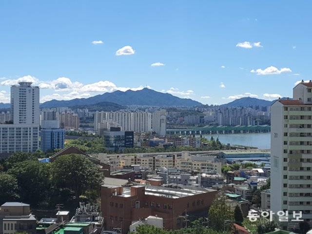 용산성당에서 바라본 용산 지역. 오른쪽으로 한강이 보인다. 안영배 논설위원.