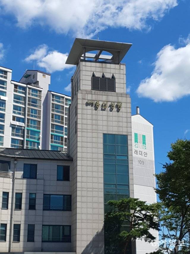 용산 산등성이에 자리 잡고 있는 용산성당. 안영배 논설위원.