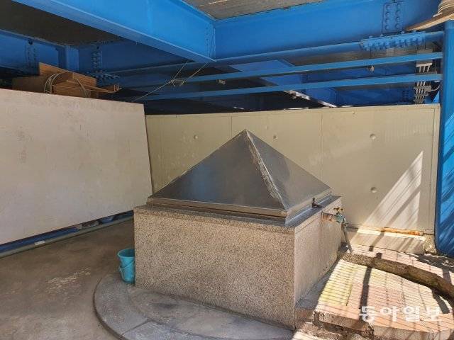 원효대교 북단의 용산구 신창동 공영주차장 뒤편 구석진 곳에 있는 비변사(조선시대 군사관련 회의 기구) 우물터. 옹달우물으로 불리기도 한다. 안영배 논설위원