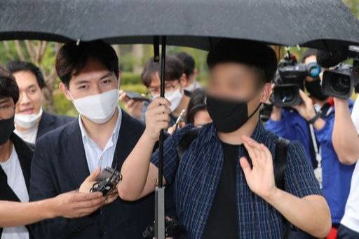 추미애 법무부 장관의 아들 휴가 미복귀(연장) 보고를 받았다고 주장하는 당시 당직사병 A씨가 지난 9일 서울 송파구 서울동부지검에서 조사를 마치고 나서고 있다. 뉴스1