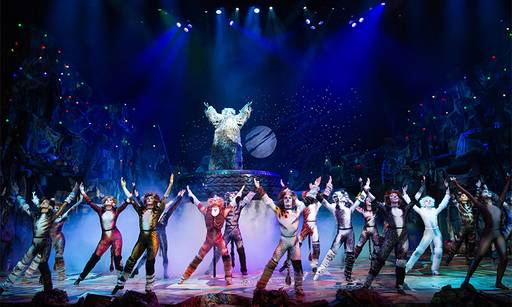 뮤지컬 ‘캣츠’는 새 생명을 얻을 고양이를 뽑는 일년 중 단 하루의 밤이 돌아온 젤리클 고양이 이야기다. 젤리클 고양이 지도자 올드 듀터로노미는 “다시 행복을 되찾고 싶다면 그 의미를 깨달아야 한다”고 깨우쳐준다. 에스앤코 제공