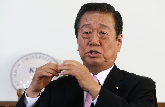 오자와 이치로 중의원 의원은 이번 저팬 라이프 사건에서 아베 정권의 '벚꽃을 보는 모임 초대장'에 피해자들이 속았다는 점을 지적했다. [중앙포토]