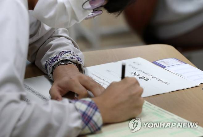 지난 16일 오전 강원의 한 고등학교에서 3학년생들이 2021학년도 대학수학능력시험 9월 모의평가를 치르고 있다. [연합뉴스 자료사진]
