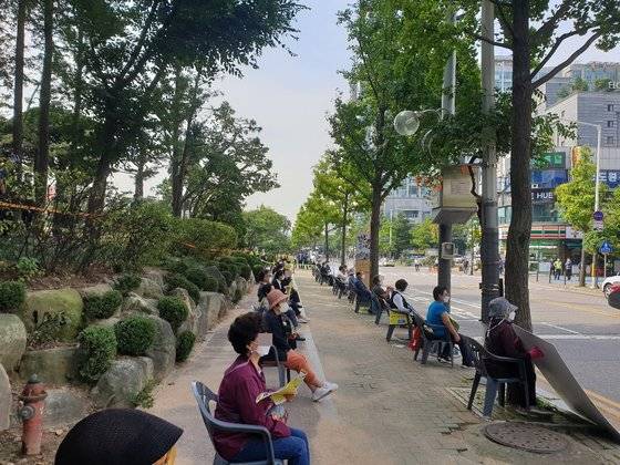 21일 오전 9시30분쯤 부천시의회 앞에서 부천시 기독교총연합회가 주최한 집회가 열리고 있다. 심석용 기자