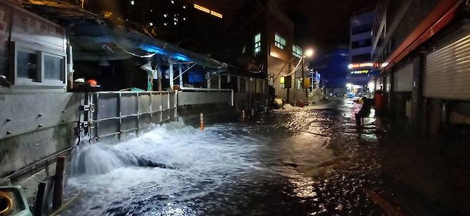 지난 2일 오후, 태풍 '마이삭'이 북상한 경남 창원시 진해구 용원 일대에 바닷물이 역류하고 있다. 연합뉴스