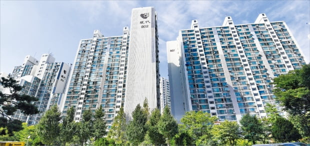 새 임대차보호법 시행과 가을 이사철이 겹치면서 서울 아파트 전셋값이 가파르게 상승하고 있다. 이달 초 전용면적 84㎡ 전세 매물이 8억원에 신고가 거래된 광장동 현대8단지.  강은구  기자 egkang@hankyung.com