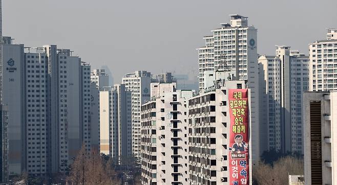 재건축을 진행 중인 송파구 잠실주공5단지와 주변 아파트 단지 전경. /사진제공=뉴스1