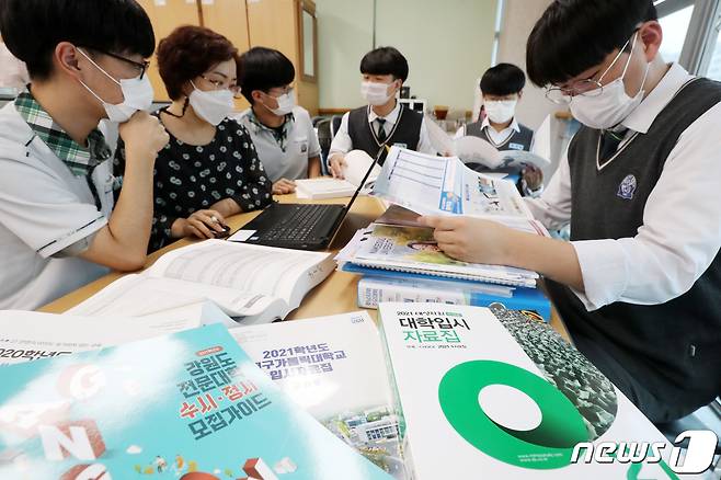 2021학년도 대입 수시 모집 원서 접수가 시작된 23일 오후 경기도 수원시 고색고등학교에서 3학년 학생들이 교사와 함께 원서 접수를 하고 있다. 2020.9.23/뉴스1 © News1 조태형 기자
