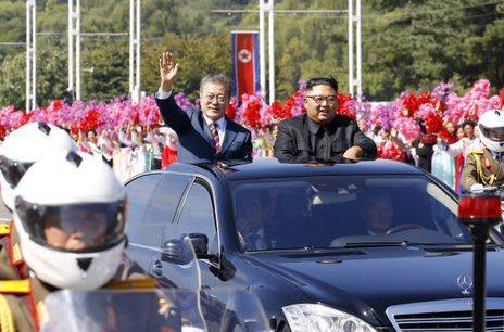 문재인 대통령과 김정은 북한 국무위원장이 2018년 9월 18일 평양에서 카퍼레이드를 하고 있다. 유엔 안보리 대북 제재위원회 전문가 패널은 2019년 연례 보고서에서 두 정상이 탄 벤츠 차량이 제재 위반 사치품이라면서 이 사진을 게재했다. /평양사진공동취재단