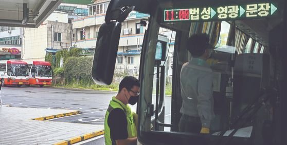 지난 16일 전남 영광군 시외버스 터미널과 광주광역시를 오가는 시외버스를 직원들이 방역작업을 하고 있다. 이 노선은 ‘1000원 버스’ 시행 뒤 수익이 감소했다. 프리랜서 장정필