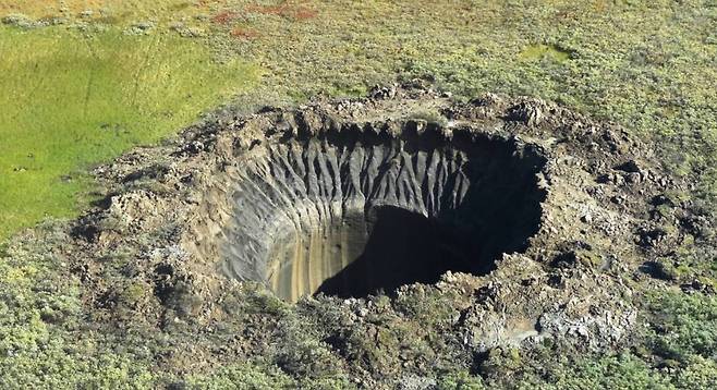 시베리아 지역에서 어렵지 않게 찾을 수 있는 거대한 구덩이 '크레이터'. 지구 온난화가 이어지면 크레이터가 더 커지고, 늘어날 것으로 예측된다. AFP=연합뉴스