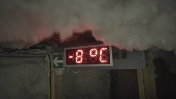 러시아 사하공화국 야쿠츠크에 위치한 동토연구소 지하의 영구동토 시설. 사방이 얼음으로 가득차 있는 이 곳의 온도는 영하 8도를 가리키고 있다. 사진 sreda studio