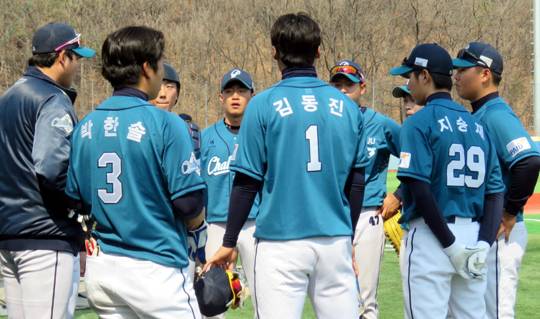 김동진이 동료 선수들과 함께 미팅하는 장면(사진=파주 챌린저스)