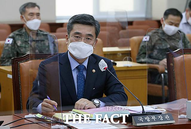 서욱 국방부 장관이 24일 오후 서울 여의도 국회에서 연평도 인근 실종 공무원 북한 피격 사건 관련 긴급현안보고를 위해 열린 국방위 전체회의에 출석해 의원들 질의에 답하고 있다. /국회=이새롬 기자
