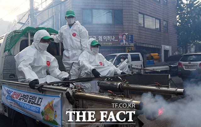 24일 오후 서울 성북구 사랑제일교회 인근에서 방역 관계자들이 코로나19 집단감염 발생지역 및 관내 취약지역에 대한 집중방역을 하고 있다. /이동률 기자