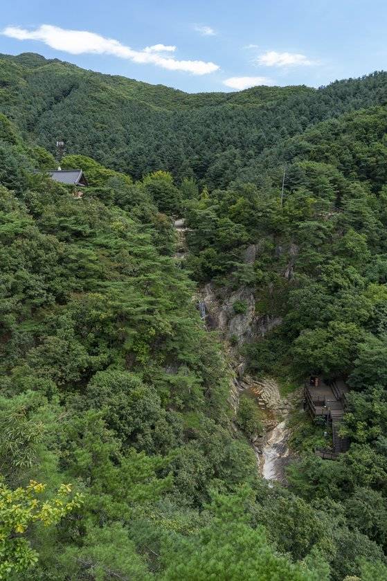 출렁다리 건너 감악산은 인적도 없고, 호젓하기가 이를 데 없다. 운계전망대에서 내려다본 범륜사와 운계폭포.