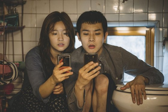 지난해 칸 황금종려상, 올해 미국 아카데미 작품상 등 4관왕을 차지한 '기생충'. 몰락한 중산층 가족의 남매 기정(박소담)과 기우(최우식)가 반지하집 화장실에서 와이파이를 잡고 있다. [사진 CJ엔터테인먼트]