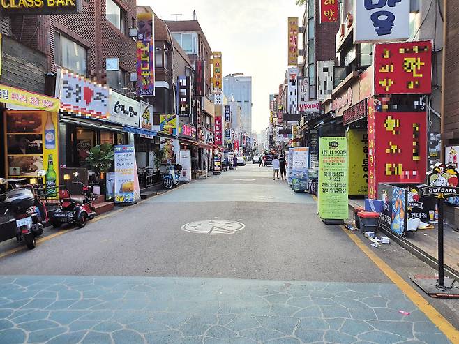 임대료 인하 요구를 가능토록 한 상가건물임대차보호법 개정안에 대해 임대인들의 불만의 목소리가 커지고 있다. 사진은 건대입구역 먹자골목 모습. [헤럴드경제DB]