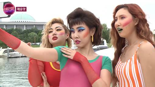 박나래, 한혜진, 화사(왼쪽부터)이 각각 선보인 ‘조지나’, ‘마리아’, ‘사만다’라는 부가 캐릭터가 유튜브에서 화제를 모으고 있다. 이들이 만들어낸 새로운 콘텐츠 ‘여은파’는 원조격인 ‘나 혼자 산다’의 인기까지 넘보고 있다. 사진출처|‘여은파’ 유튜브 영상 캡처