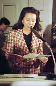 최수종-하희라 커플 결혼식에서 축시를 낭독하는 배우 김희애. 경향신문 DB