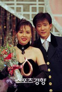 1993년 KBS 연기대상 시상식에서 대상을 수상한 뒤 최수종과 함께 사진찍은 하희라.