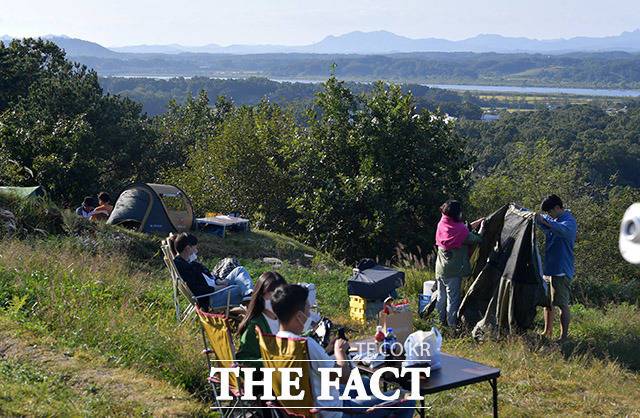 완연한 가을 날씨를 보인 26일 오후 경기 파주시 문산읍 장산전망대를 찾은 시민들이 임진강 너머 북녘을 바라보며 피크닉을 즐기고 있다. /파주=이덕인 기자