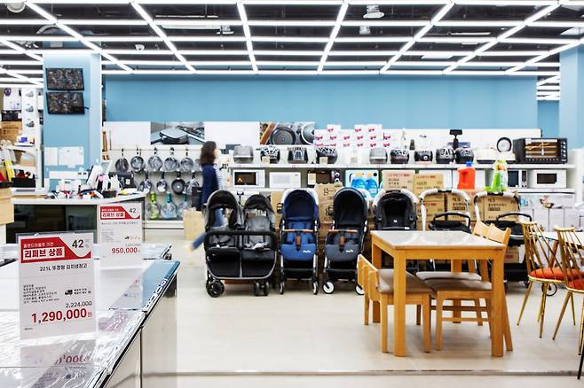 이천 롯데프리미엄아울렛 '올랜드' 매장에 할인 판매 중인 리퍼브 상품이 다양하게 진열돼 있다. /장은주 영상미디어 객원기자