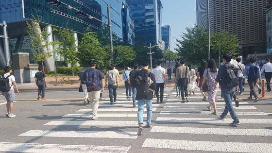 지난해 5월 신분당선 판교역에서 판교테크노밸리로 가는 길에 있는 봇들저류지공원 앞 횡단보도에서 판교 직장인들이 출근하고 있다. 대학 캠퍼스처럼 대부분 캐주얼 복장차림이며 반바지를 입은 이들도 많다. 박민제 기자