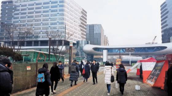 지난해 3월 판교역 1번출구. 판교테크노밸리 직장인들이 가장 많이 이용하는 출구 중 하나다. 오후 6시가 넘어가면 퇴근하려는 사람들이 줄줄이 들어간다. 박민제 기자