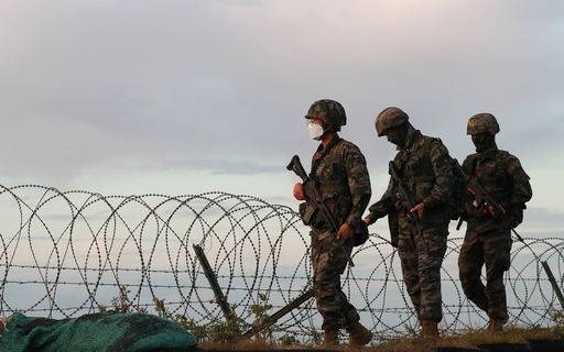 24일 오후 인천 옹진군 대연평도에서 해병대 장병들이 해안 순찰을 하고 있다. 연평도=뉴스1