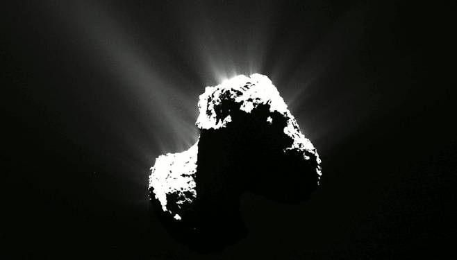 혜성 탐사선 로제타호가 2015년 당시 촬영한 혜성 67P의 모습