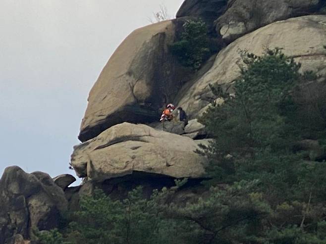 지난 23일 오전 A씨가 구조되는 모습 [신촌지구대 제공. 재판매 및 DB금지]