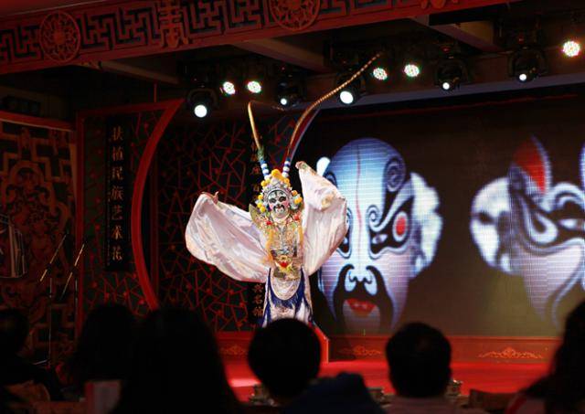 라오서차관의 변검 공연. ⓒ최종명