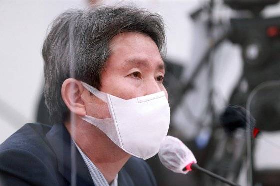 이인영 통일부 장관은 25일 국회 외교통일위원회 긴급현안질의에서 청와대의 늑장 대응 논란에 대해 "시간상으로 새벽이었다"고 답했다. [뉴스1]