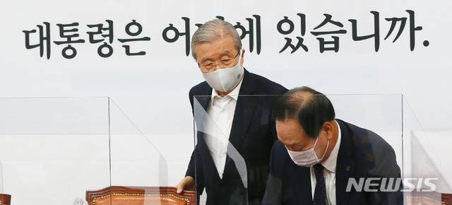 [서울=뉴시스] 김진아 = 김종인 국민의힘 비상대책위원장이 25일 오전 서울 여의도 국회에서 열린 비상대책위원-외교안보특위위원 긴급간담회에서 북한의 해양수산부 공무원 피격 사건에 대해 성명발표 후 자리를 나서고 있다. (공동취재사진) 2020.09.25.  photo@newsis.com