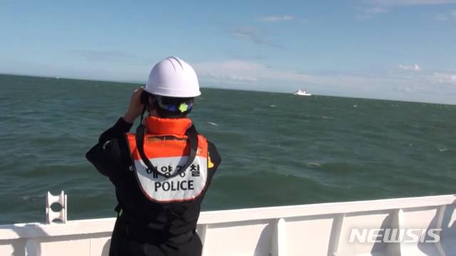 [서울=뉴시스]김명원 기자 = 인천해양경찰이 26일 인천시 옹진군 소연평도 인근 해상에서 북한군에 의해 피살된 해양수산부 서해어업관리단 소속 공무원 A(47)씨의 시신과 소지품을 찾는 수색 작업을 하고 있다. (사진=인청해양경찰서 제공)  2020.09.26. photo@newsis.com