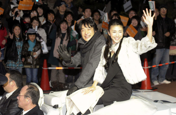 일본의 유명 여배우인 다케우치 유코가 27일 숨진 채 발견됐다. 사진은 지난 2010년 1월 20일 남배우 사카이 마사토와 함께 오픈카를 타고 퍼레이드를 하는 장면. 연합뉴스
