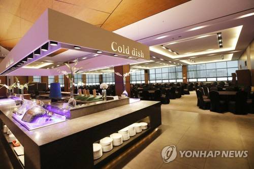 광주 서구 한 예식장 뷔페가 운영을 중단한 채 텅 비어있다. /연합뉴스