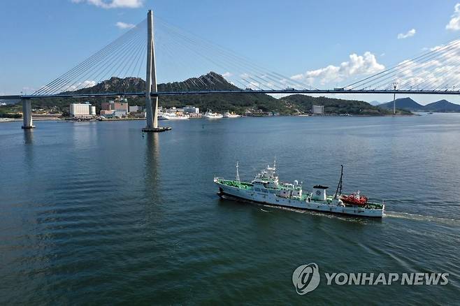 목포로 돌아온 무궁화 10호 (목포=연합뉴스) 정회성 기자 = 해양수산부 서해어업관리단 어업지도선 무궁화 10호가 27일 전남 목포항으로 향하고 있다. 무궁화 10호는 북한군 총격을 받고 숨진 공무원(항해사)이 실종 직전까지 탄 어업지도선이다. 2020.9.27 hs@yna.co.kr