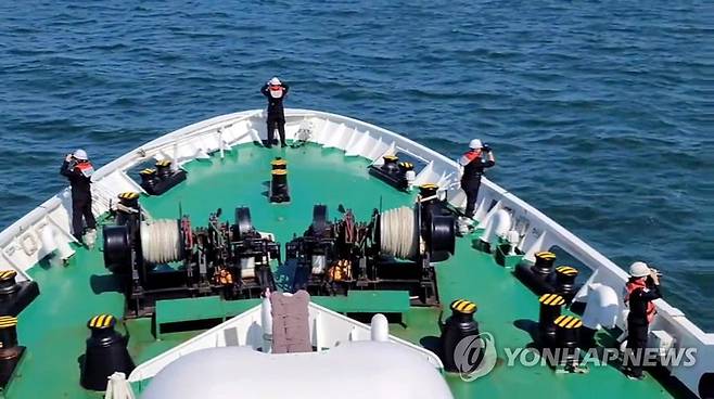 '실종 공무원' 수색 중인 해양경찰 (인천=연합뉴스) 26일 인천시 옹진군 소연평도 인근 해상에서 해양경찰이 해양수산부 서해어업관리단 소속 공무원 A(47)씨의 시신과 소지품을 찾는 수색 작업을 하고 있다. 2020.9.26 [인천해양경찰서 제공. 재판매 및 DB 금지] goodluck@yna.co.kr