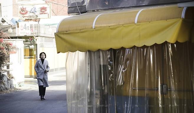 ▲ 취재 중인 최은경 중앙일보 기자. 사진=중앙일보