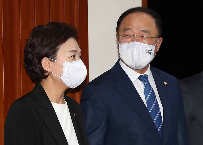 홍남기 부총리 겸 기획재정부 장관과 김현미 국토교통부 장관이 지난달 열린 관계장관회의에 앞서 환담을 나누고 있다. /사진제공=뉴스1