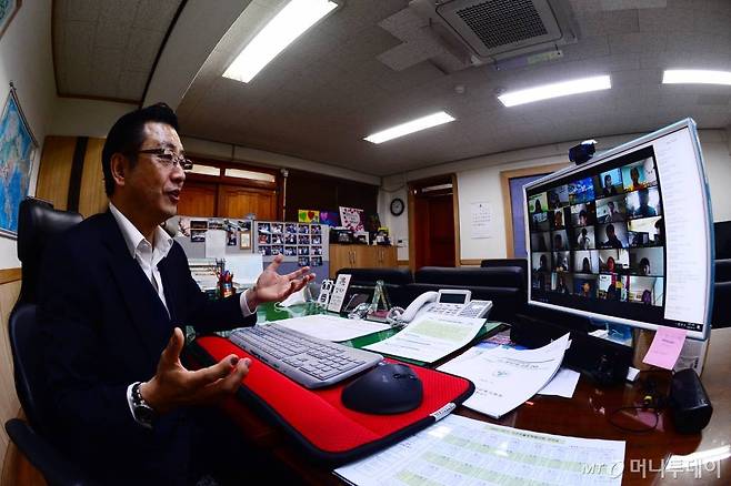지난 4월 16일 오전 2단계 온라인개학이 실시된 가운데 서울 용산초등학교에서 교장선생님이 온라인으로 학생들에게 인사하고 있다. / 사진=김휘선 기자 hwijpg@